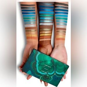 New Hipdot eyeshadow pallet “cenote”.